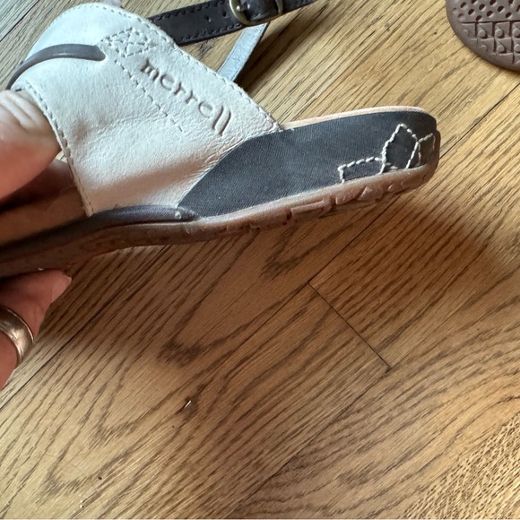 Merrell cream and brown leather sandals with back strap - Picture 8 of 12